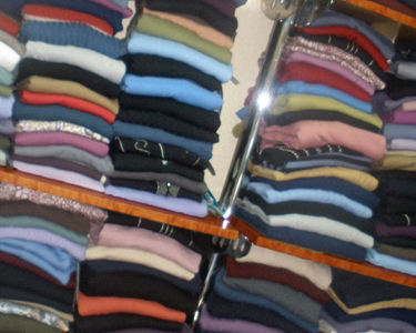 Estanterías surtido colores suéters